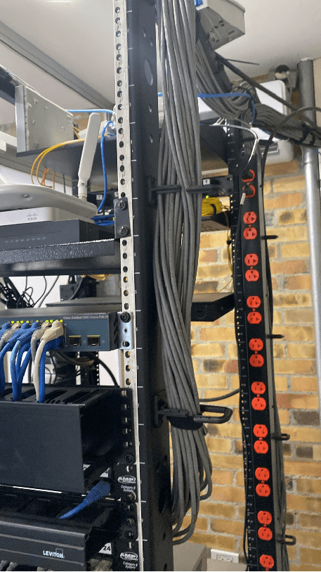 Rack de comunicaciones con cableado estructurado organizado